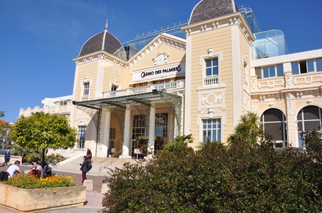 Le Casino des Palmiers de Hyères, hôte des Championnats de France jeunes, sous un grand ciel bleu.