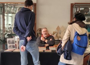 Accueil des participants à la table d'inscription de l'étape de Gif du Grand Prix Jeunes 2023.