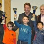Jeunes lauréats avec leurs coupes entourés des organisateurs aux Championnats d'Essonne Jeunes.