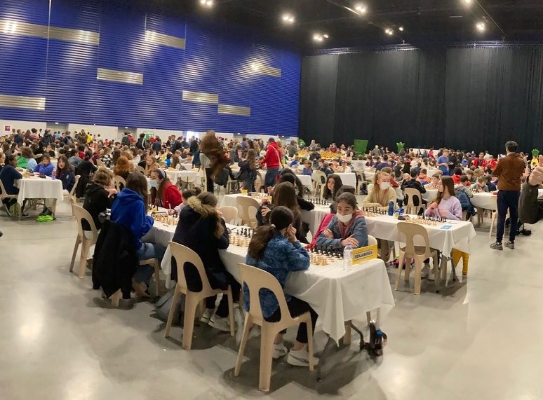 Vue d'ensemble de la grande salle de jeu et de ses centaines de joueurs aux Championnats de France Jeunes.