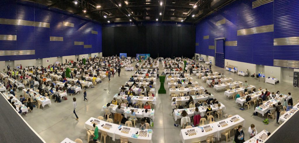 Vue panoramique sur les centaines d'échiquiers du Championnat de France jeunes 2021 à Agen.