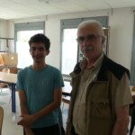 Un jeune joueur pose aux côtés d'un membre du club lors du goûter de fin de saison.