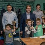 Jeunes lauréats et encadrants posent avec les coupes du Championnat Écoles et Collèges 2019.