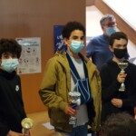 Jeunes joueurs masqués tenant leurs coupes à la remise des prix du Grand Prix Jeunes de l'Essonne.