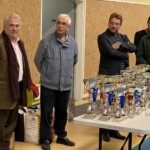 Organisateurs devant la table garnie de coupes avant la remise des prix des Championnats d'Essonne Jeunes.