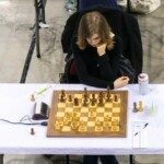 Un jeune joueur seul face à son échiquier au Championnat de France jeunes 2014 à Montbéliard.