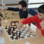 Deux jeunes joueurs et leur pendule d'échecs pendant l'étape de Gif du Grand Prix Jeunes 2019.