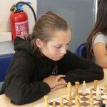 Une jeune joueuse concentrée devant son échiquier lors du 20e Open rapide de Gif-sur-Yvette.