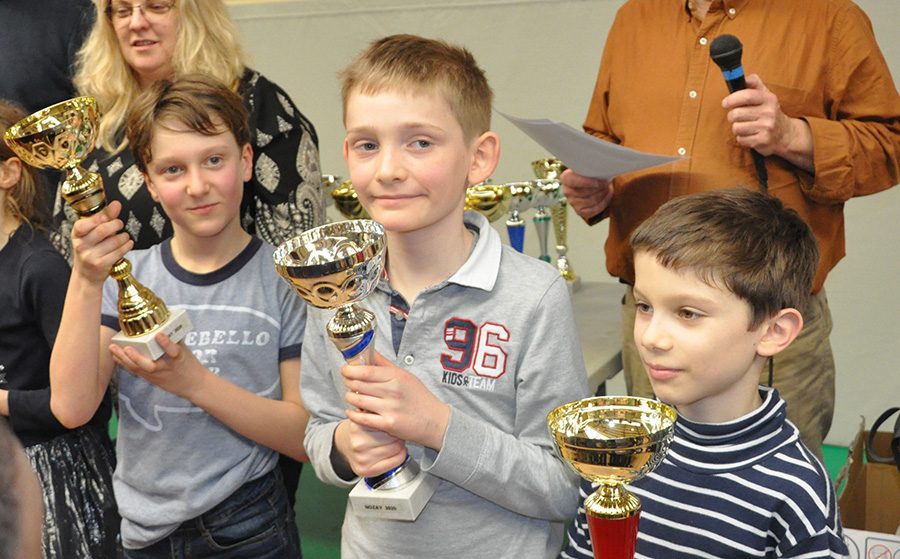 Trois jeunes joueurs brandissant leurs coupes à l'étape de Nozay du Grand Prix de l'Essonne.