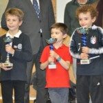 Trois jeunes lauréats posent avec leurs trophées aux championnats d'Essonne jeunes à Gif.
