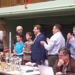 Organisateurs et parents applaudissent lors de la remise des prix du championnat Écoles et Collèges.