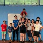 Groupe de jeunes joueurs posant dans le gymnase à la dernière étape du Grand Prix Jeunes Essonne à Juvisy.