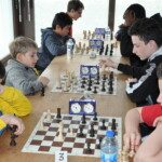 Deux jeunes joueurs se font face, pendule entre eux, au Grand Prix Jeunes de l'Essonne à Gif.