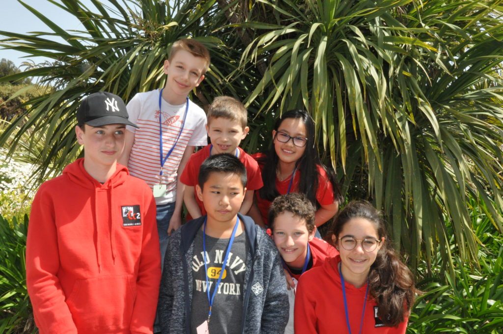 Sept jeunes Giffois posent au soleil devant la végétation lors des championnats de France à Hyères.