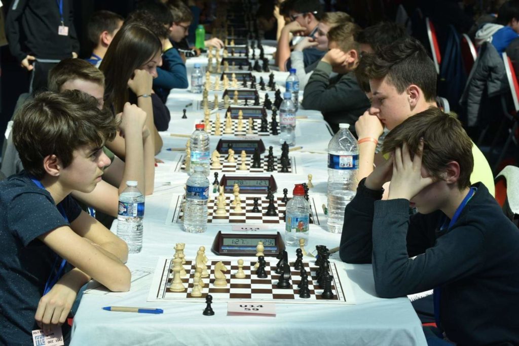 Longue rangée de jeunes joueurs concentrés en catégorie U14 aux Championnats de France à Hyères.