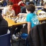 Élèves concentrés sur leurs parties lors du championnat scolaire Écoles et Collèges 2019.