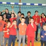 Groupe de jeunes joueurs posant avec leurs médailles dans le gymnase des Championnats d'Essonne Jeunes.