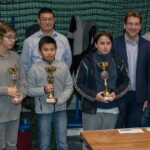 Jeunes joueurs et accompagnateurs posent avec les coupes du championnat Écoles et Collèges.