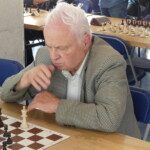 Un joueur vétéran réfléchit longuement devant son échiquier lors du 20e Open rapide de Gif.