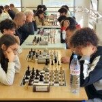 Joueurs de tous âges concentrés sur leurs parties dans la salle du 22e Open de Gif.