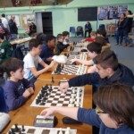 Rangées d'élèves disputant leurs parties lors du Championnat Écoles et Collèges 2019.