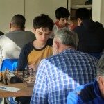 Un jeune joueur face à un adversaire plus âgé lors d'une ronde du 22e Open de Gif.